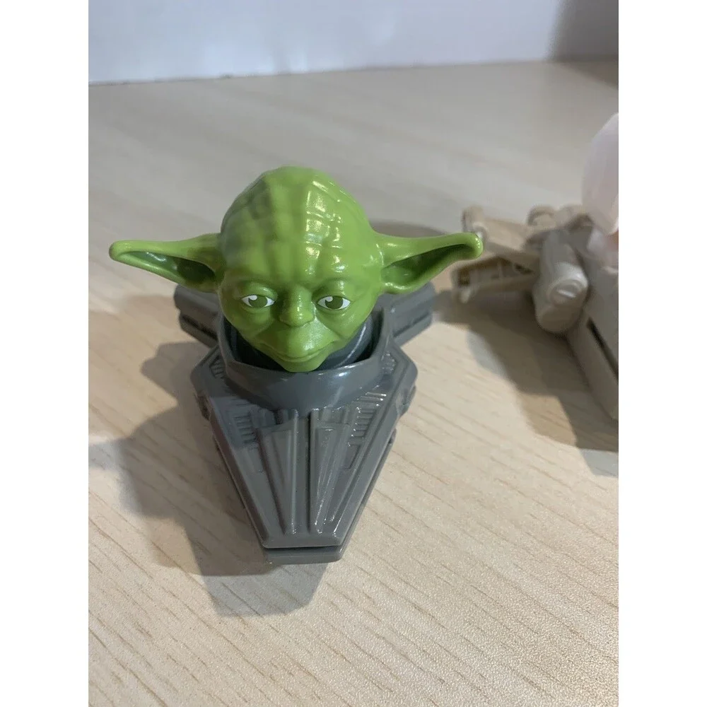 McDonald’s Star Wars 2020 Luke Skywalker Flying X Fighter & Yoda Flyng Destroyer